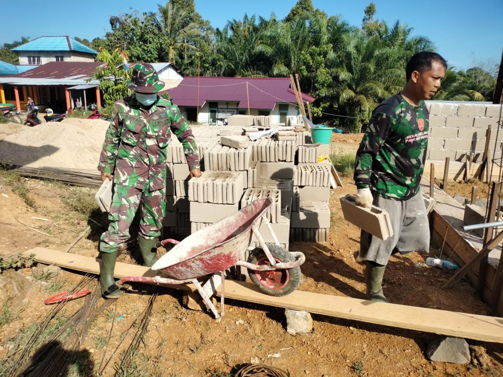 Pemasangan Batako Pagar Gereja Katolik Santo Kristoforus Oleh Satgas