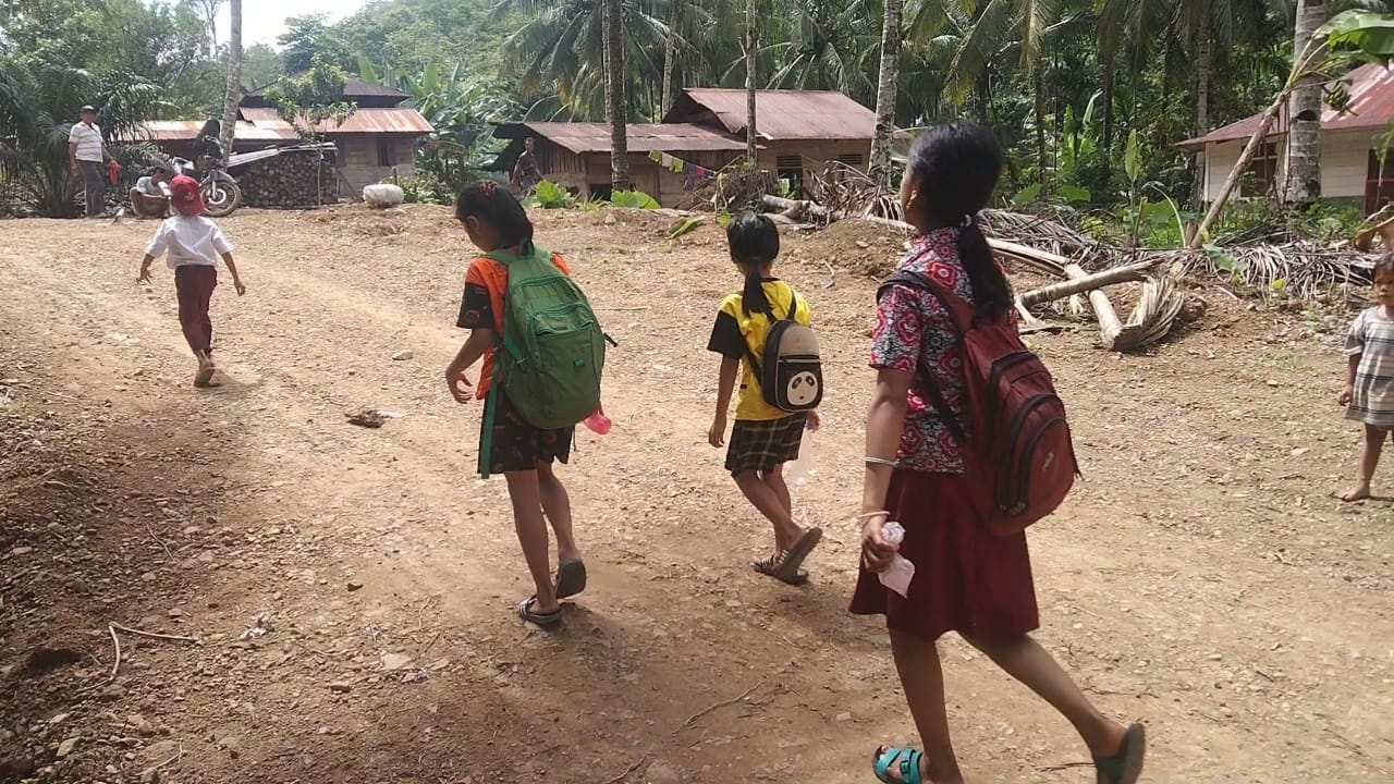 Anakanak Tak Takut Bajunya Kotor Pergi ke Sekolah
