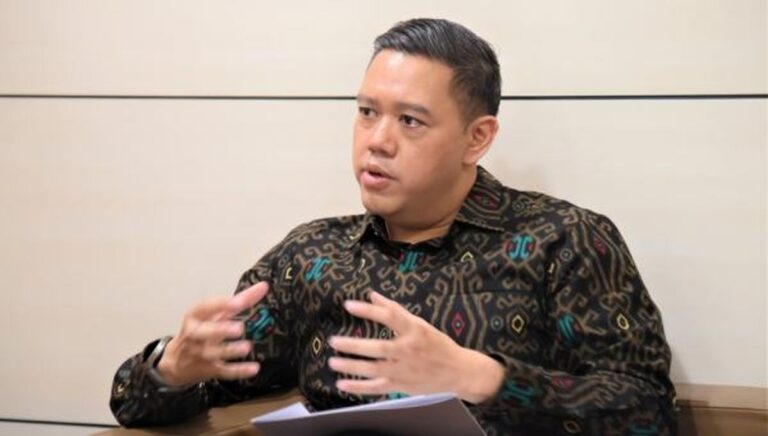 dave_laksono-Ugch_large